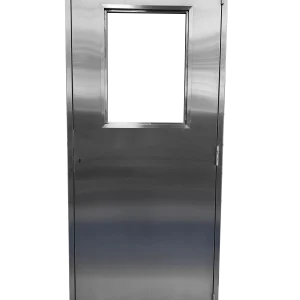 Puerta simple con visor rectangular.